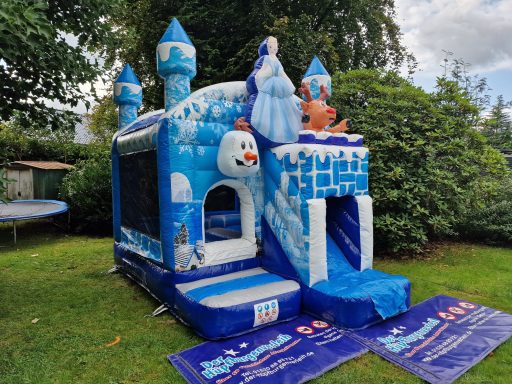 Blaues Hüpfburg-Design mit Schneemann und Prinzessin, Rutsche und Erhöhungen.