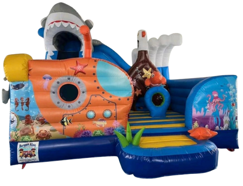 Buntes aufblasbares Spielgerät mit Fisch- und Haifischmotiven, Rutsche und Wasserbereich.