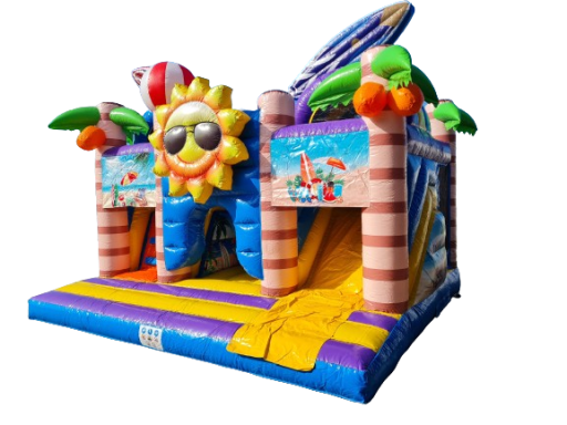 Bunte Hüpfburg mit Sonnenmotiv und Strandzubehör, ideal für Kinder.