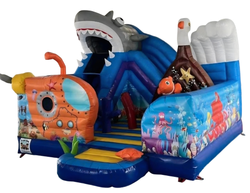 Buntes Hüpfburg-Design mit Haifischkopf und Unterwasser-Thema für Kinder.