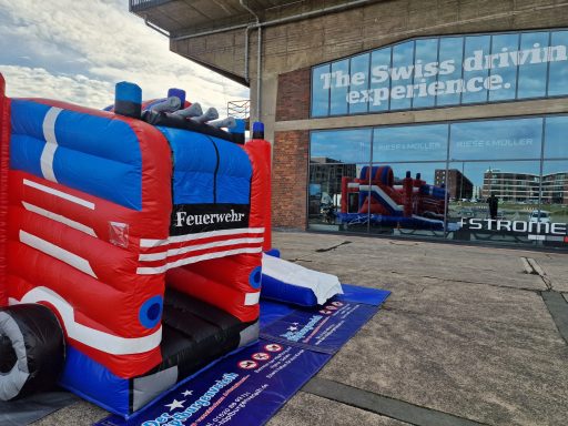 Aufblasbare Spielstruktur vor dem Gebäude mit dem Aufdruck "The Swiss driving experience".