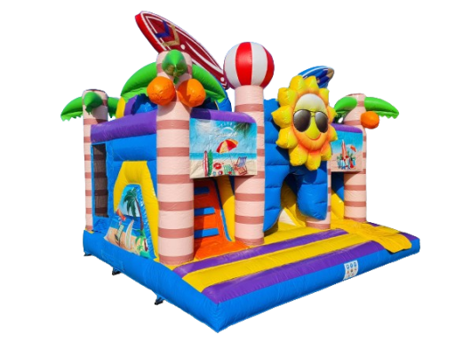 Bunte Hüpfburg mit Sonnenmotiv, Palmen und Strandaccessoires.