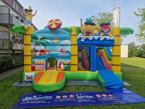 Bunte Hüpfburg mit Strandmotiv, Rutsche und Palmen, ideal für Kinder.