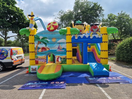 Buntes Hüpfburg mit Wasser- und Spielbereichen, tropischem Strandmotiv.