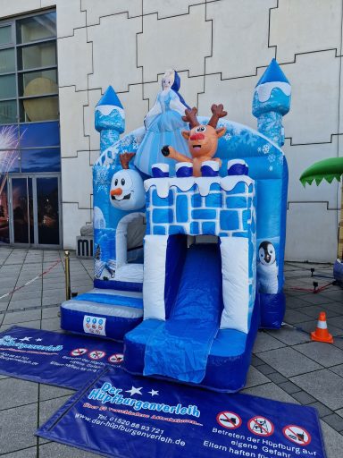 Aufblasbare Winterlandschaft mit Rutsche, Schneemann und Rentier.