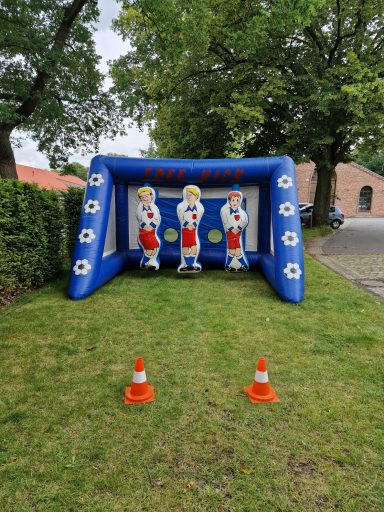 Aufblasbare Fußballtorwand mit drei Zielpuppen, umgeben von Verkehrscones.